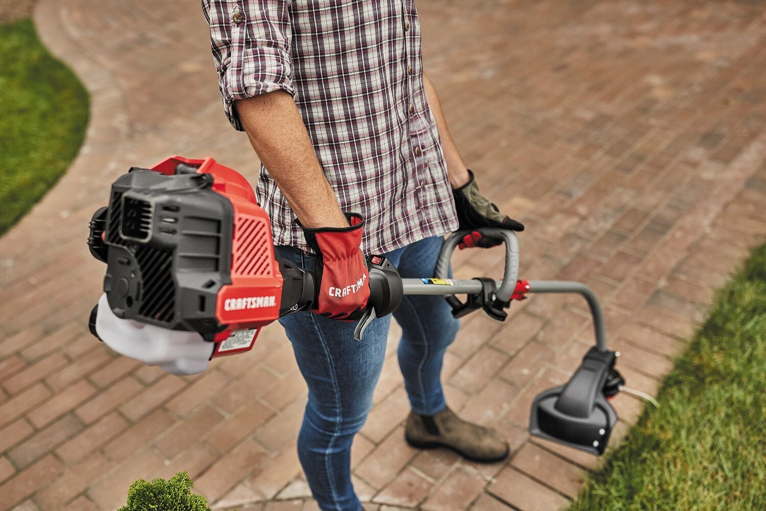 W C 2200 weedwacker 25 C C 2 cycle 17 inch attachment capable curved shaft gas trimmer trimming grass.