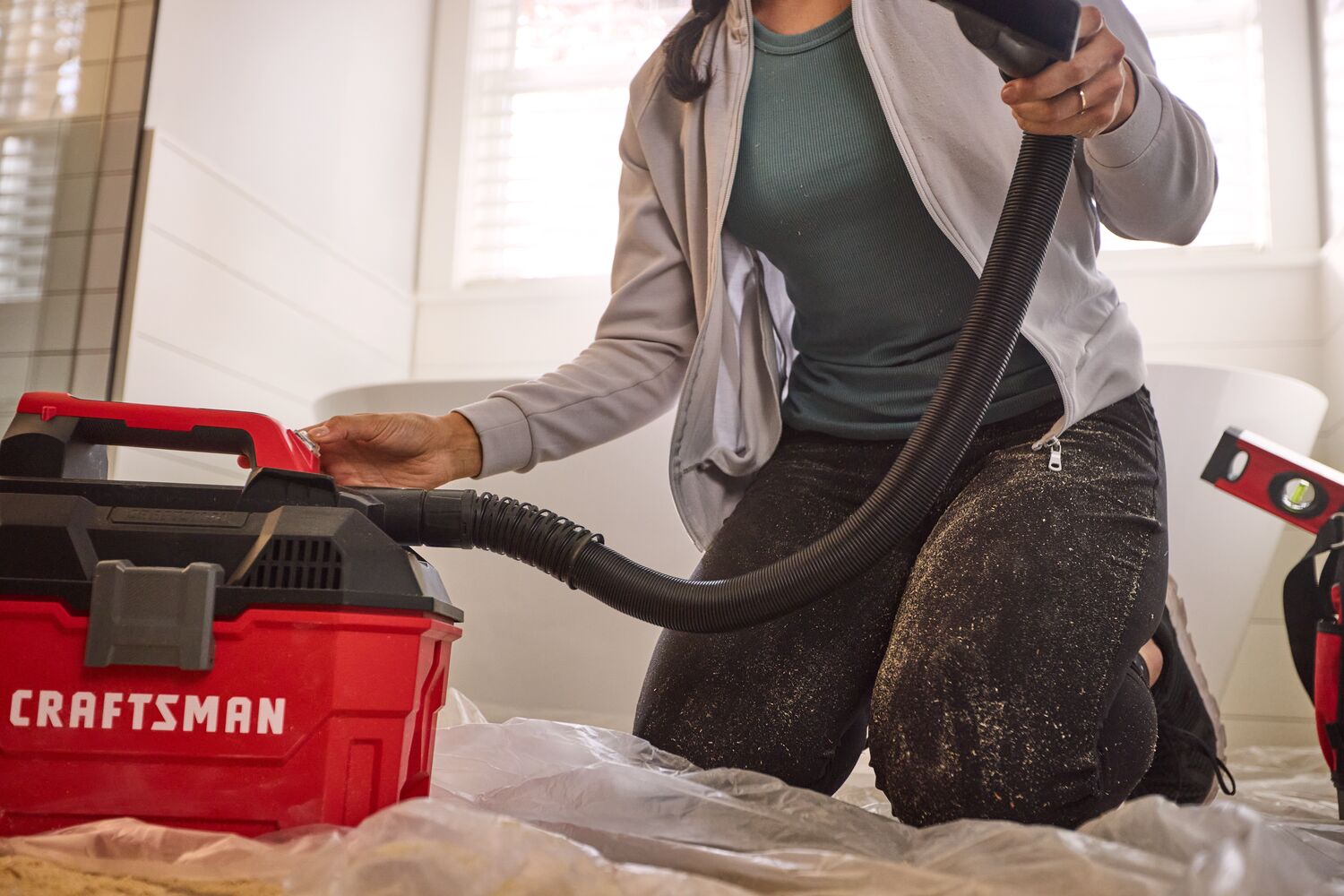 CRAFTSMAN V20*Cordless Wet/Dry Vacuum in use