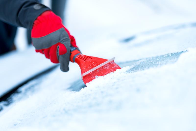 WOLF-Garten IS-M/ZM 015 ice scraper is used to clean an ice-covered windscreen