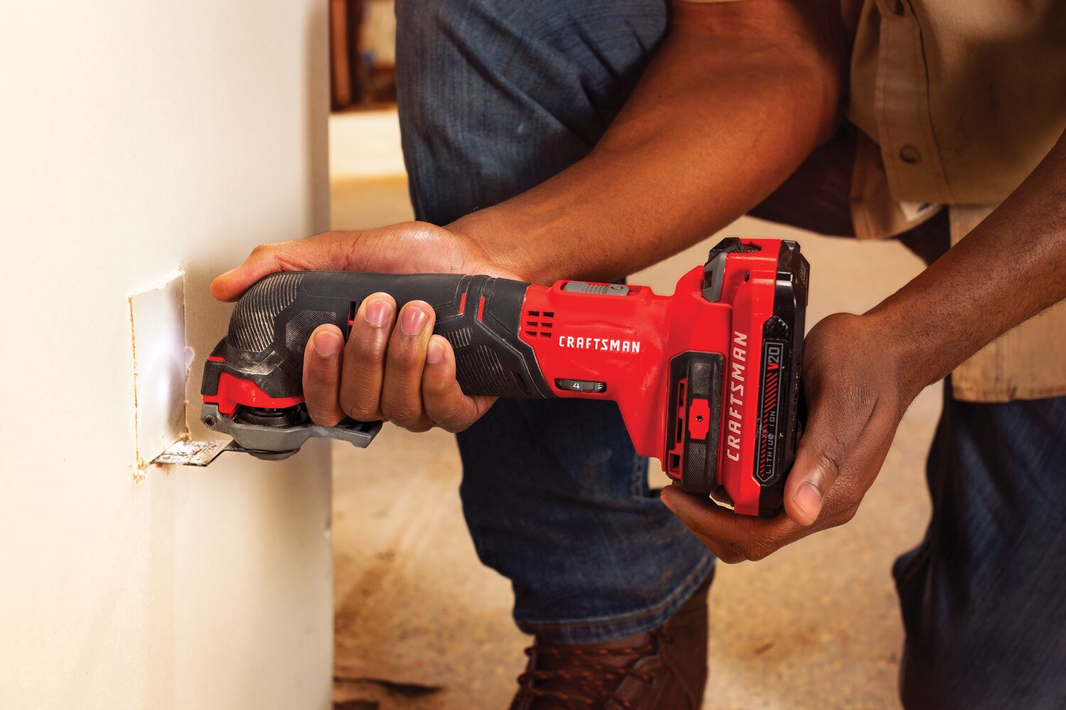 Cordless oscillating tool kit 1 battery being used.